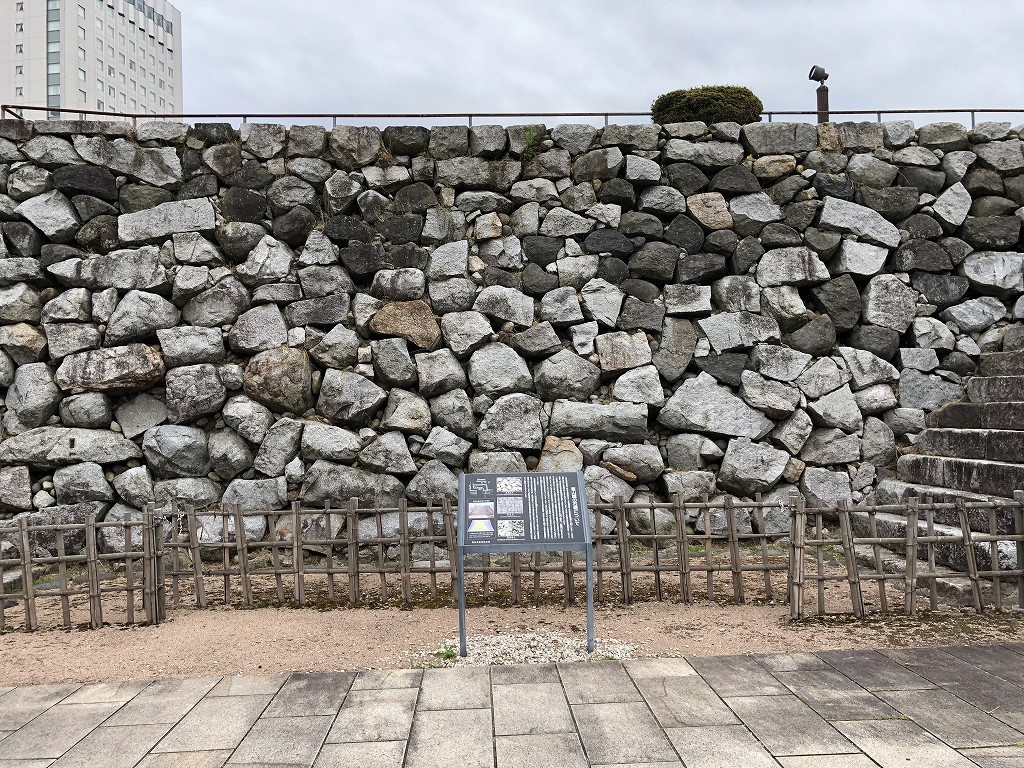富山城の鉄門の野面積みの石垣