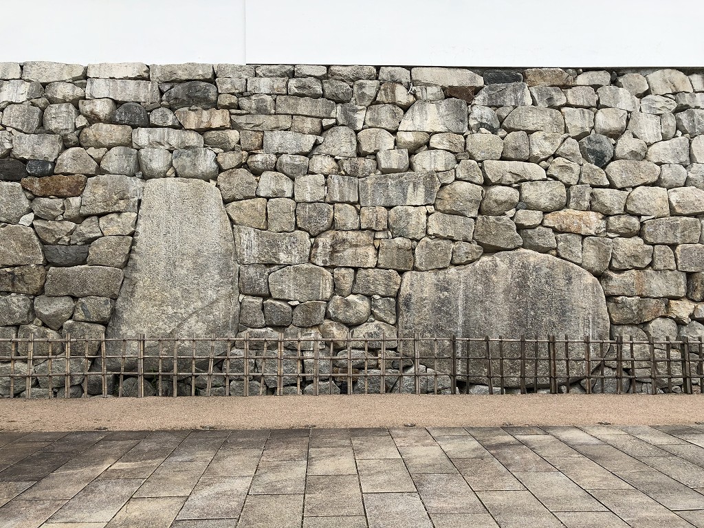 富山城の鉄門の鏡石