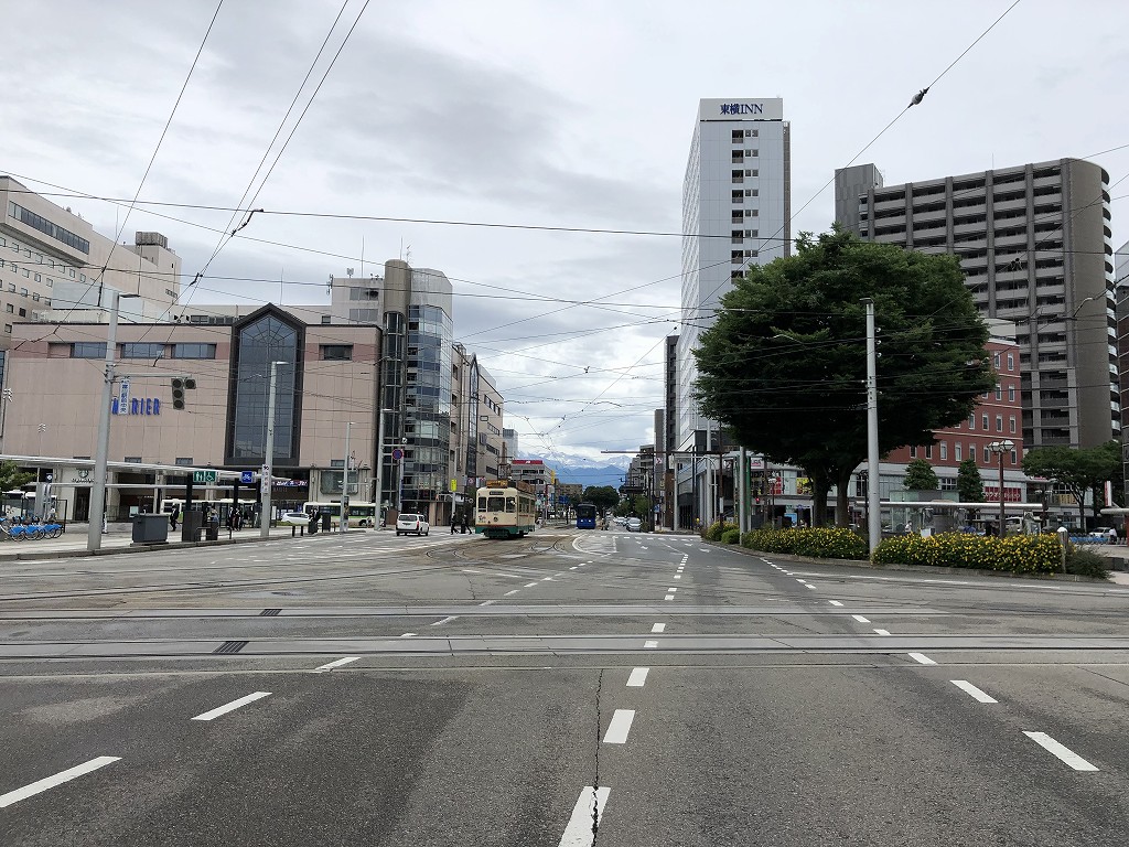 富山駅前の広い道路