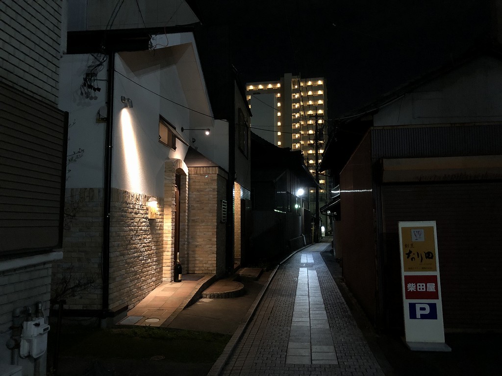 豊田市の割烹 なり田の夜の外観
