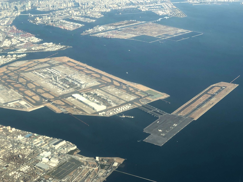 ANA693便から羽田空港のD滑走路ほか