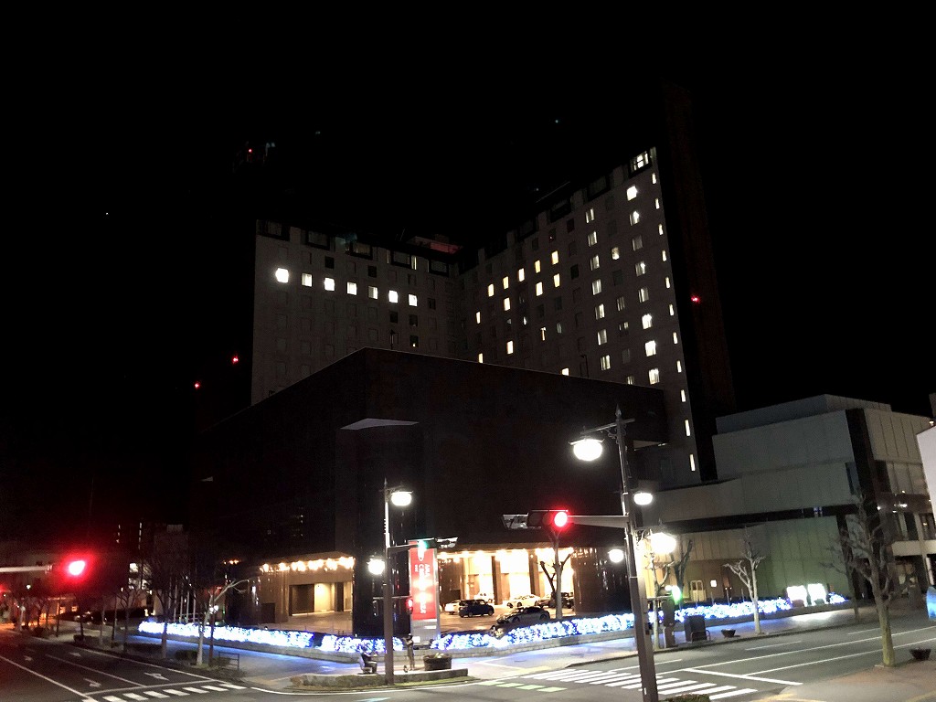夜のANAクラウンプラザホテル宇部の外観と灯り