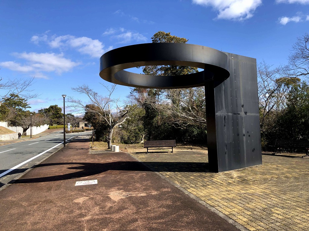 ときわ公園前のバス停近くの彫刻作品
