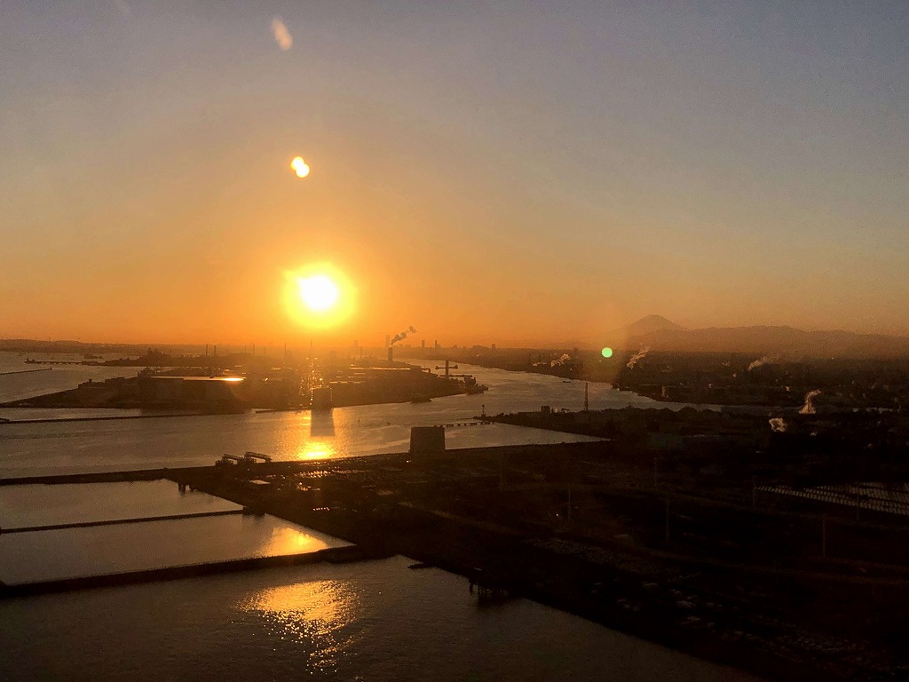 夕日を眺めながら羽田空港に到着