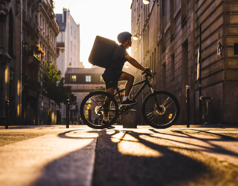 Uber Eats 配達ドライバーのイメージ