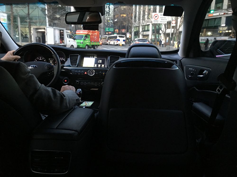 助手席が前に倒されているUberタクシー
