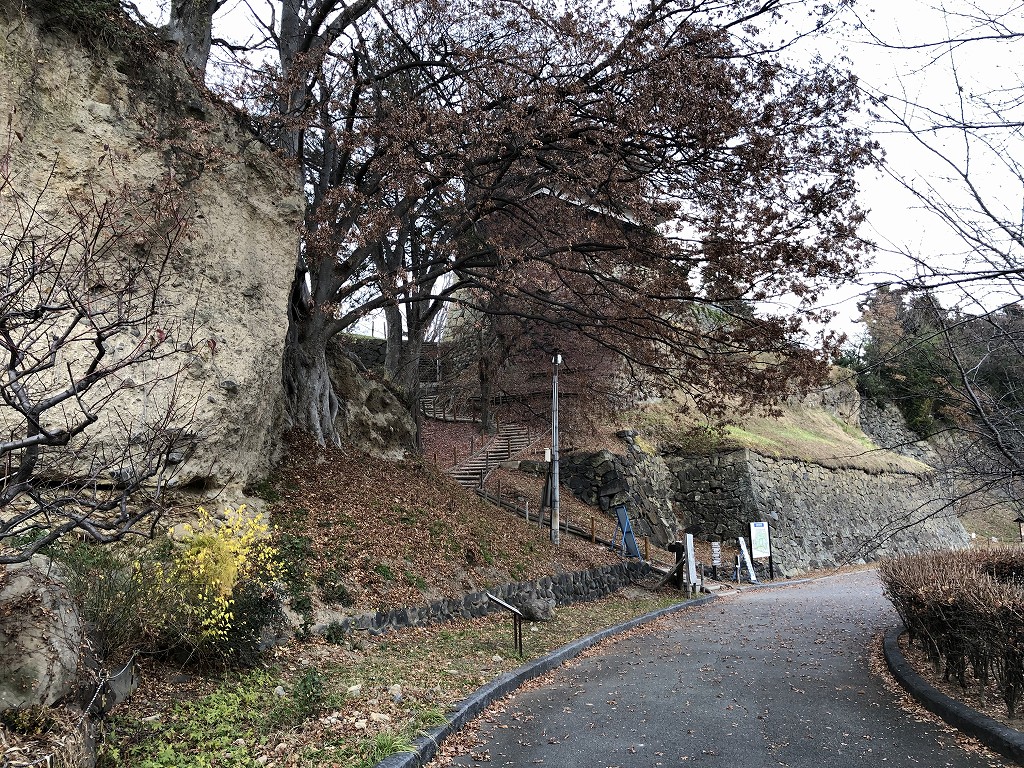 上田城の尼ヶ淵の崖3