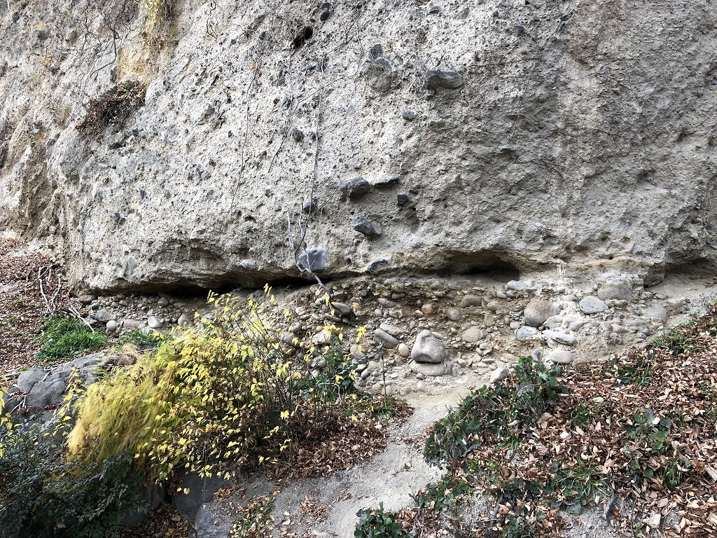 上田城の尼ヶ淵の崖の地層2