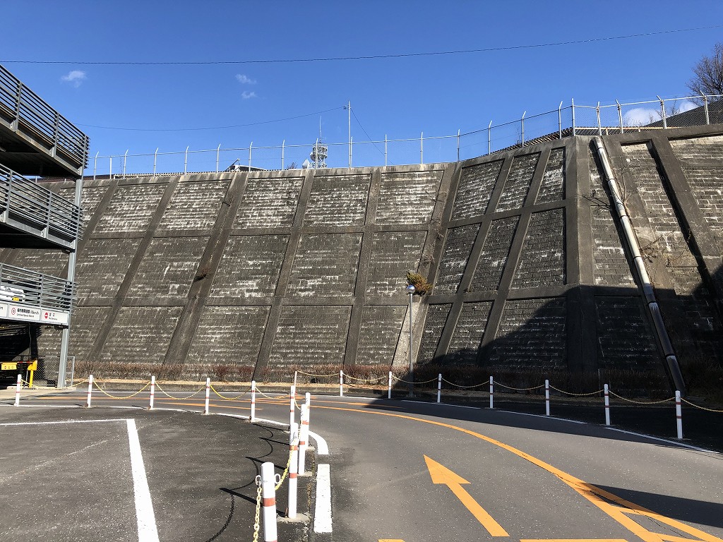 上田駅前の断崖絶壁