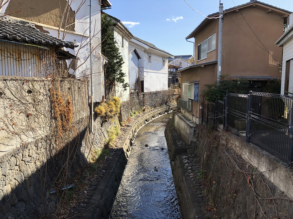 上田市の蛭沢川と土蔵
