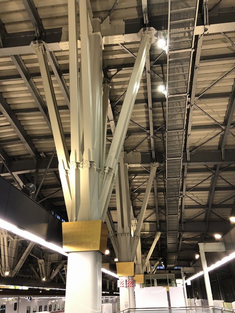 金沢駅の支柱