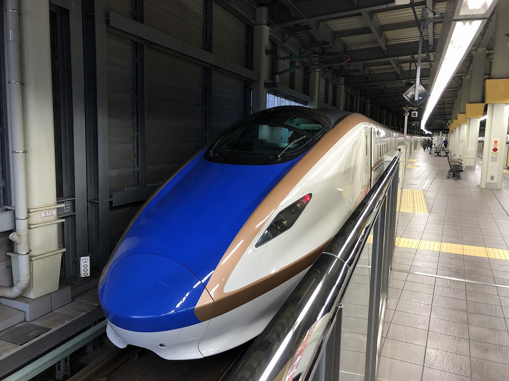金沢駅に停車中のかがやき512号