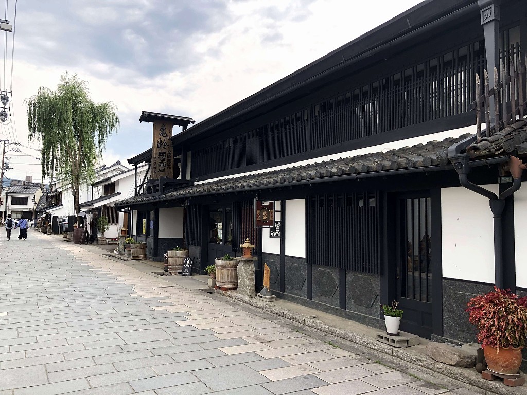 上田の旧北国街道の岡崎酒造2