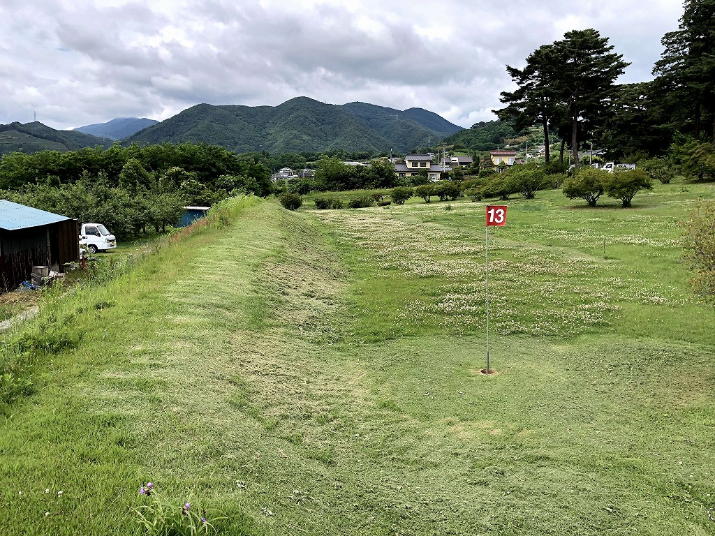 真田氏居館跡の四方に張り巡らされた土手2