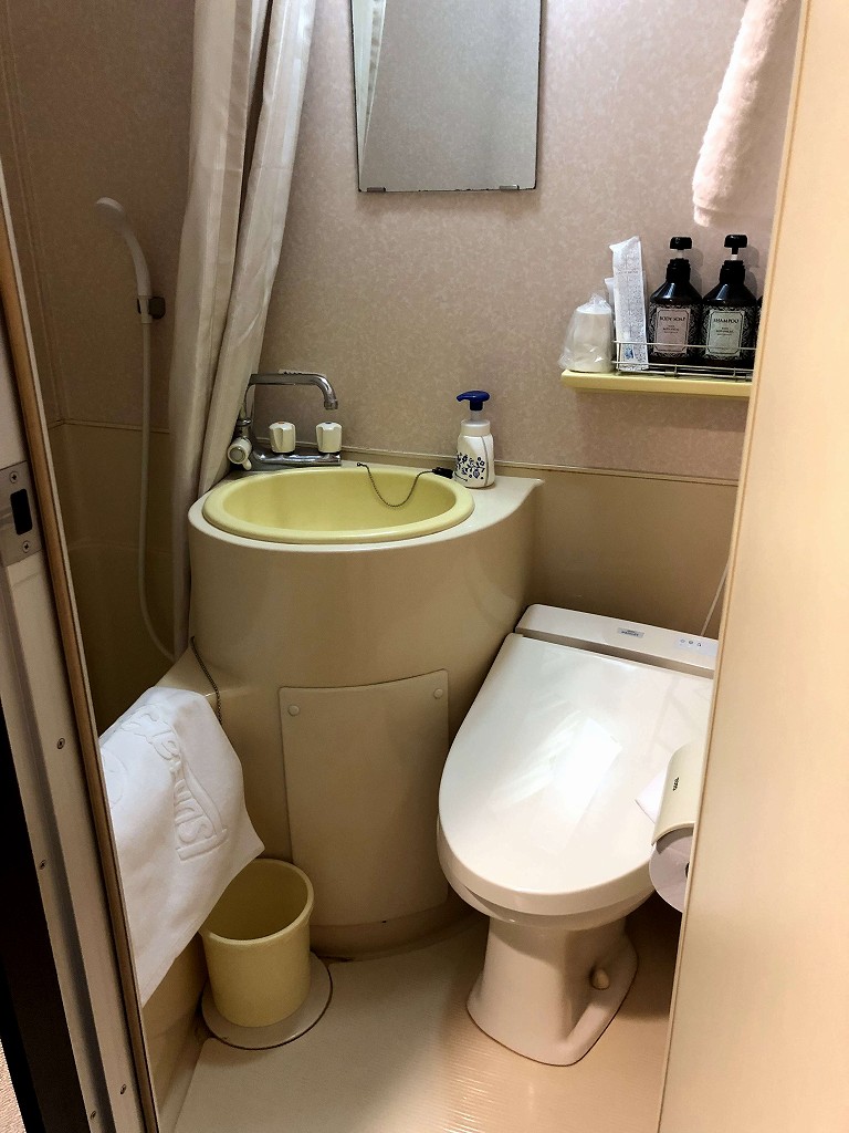 ホテルサンターガス上野のシングルルームのトイレとシャワー