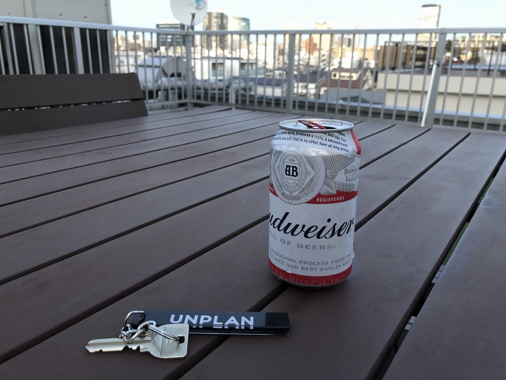 UNPLAN Kagurazakaの屋上スペースでビール1
