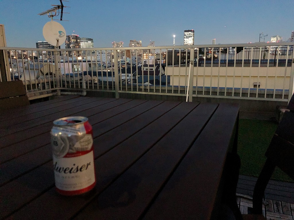 UNPLAN Kagurazakaの屋上スペースでビール2
