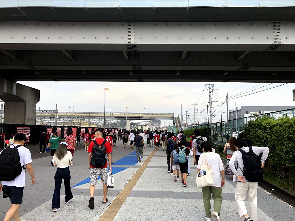 浦和美園駅から埼スタ方面への通路1