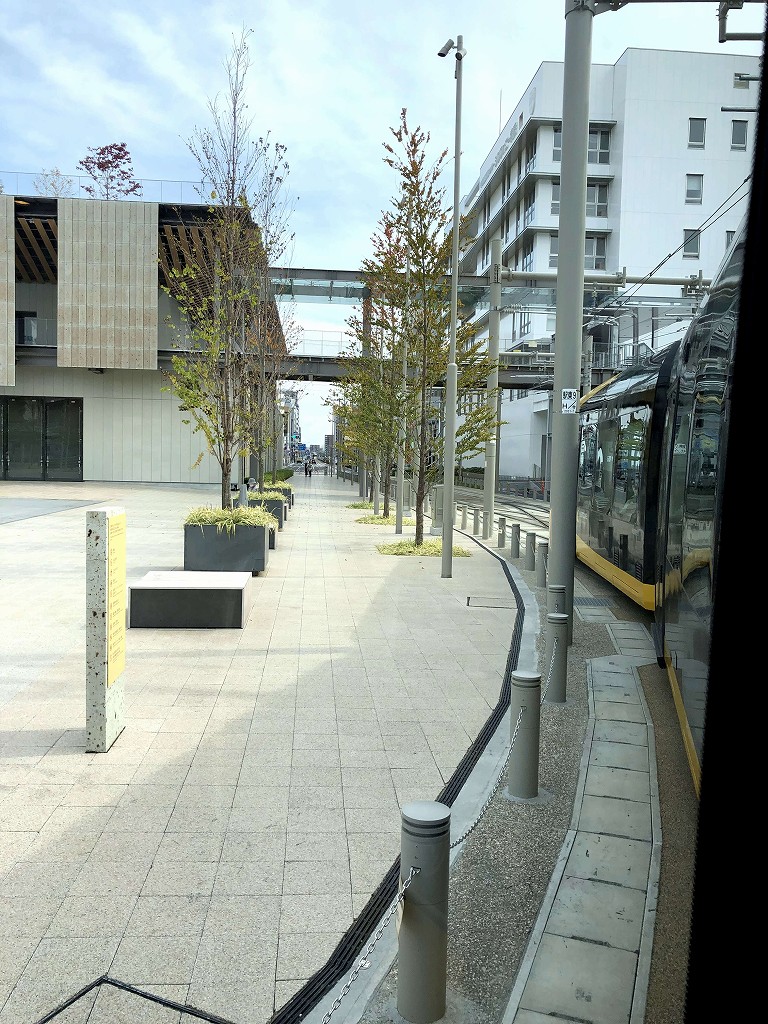宇都宮のLRT「ライトライン」の乗降扉の大きい窓