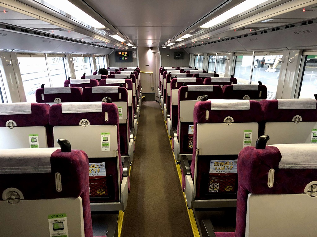 湘南新宿ラインのグリーン車 /></p>
<p>仕事を済ませてから、「居酒屋新幹線」ならぬ「居酒屋　普通列車グリーン席」。</p>
<p class=