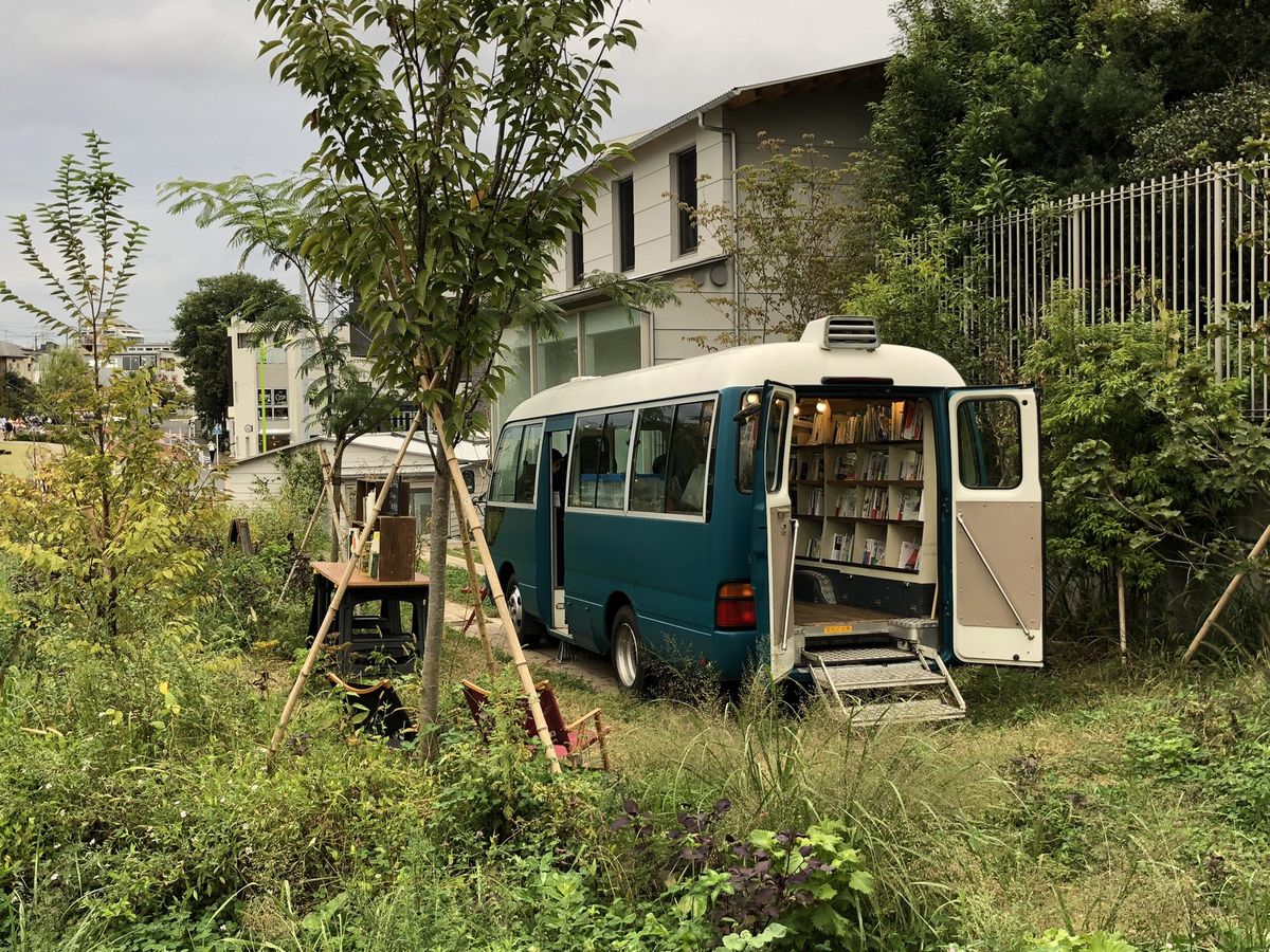 下北線路街のバリューブックスのブックバス