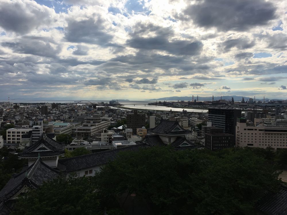 和歌山城の天守閣から紀の川と淡路島