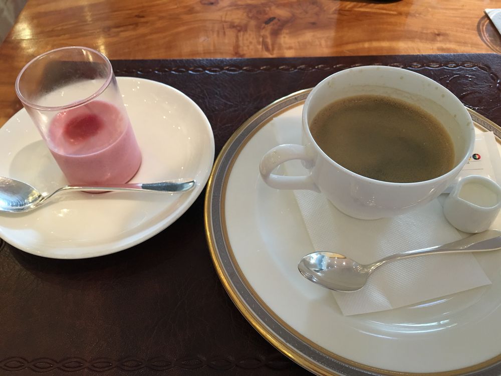 イゾラ ベーラのコーヒーとデザート