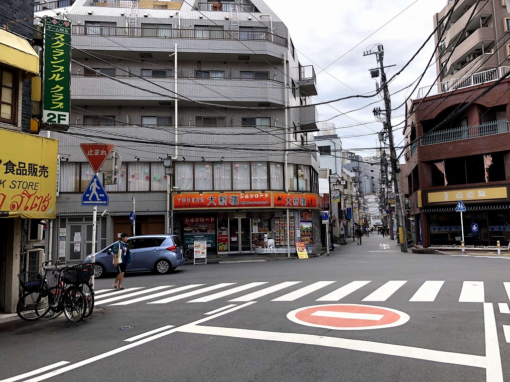 西川口駅近くの中国語が目立つ路地