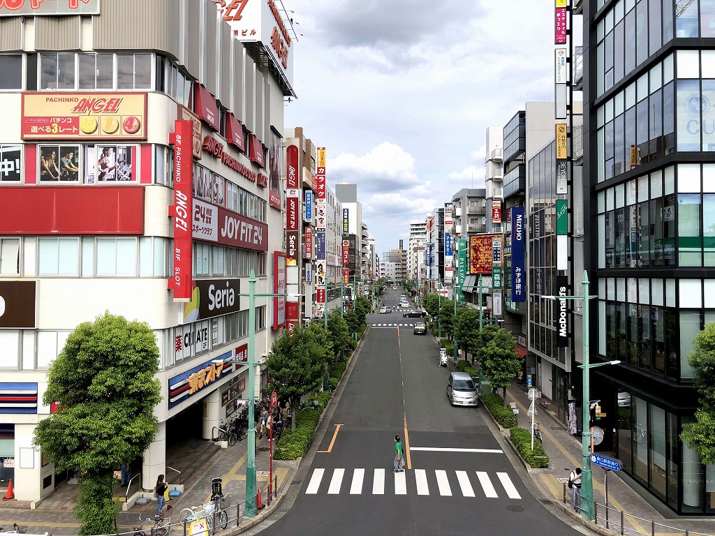 蕨駅から駅前道路を撮影