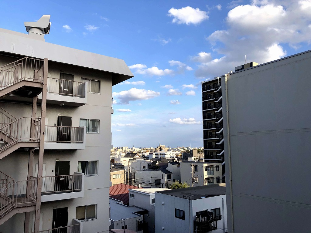 蕨のワラビーハウスのシンプルルームのリビングから空