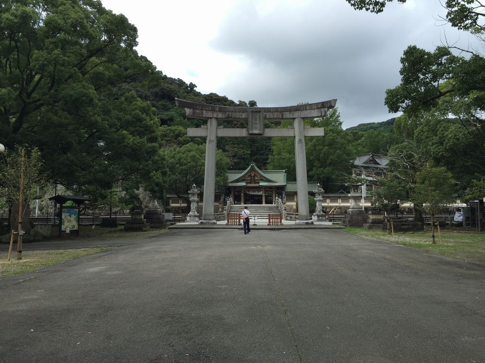 和霊神社の石造りの大鳥居1
