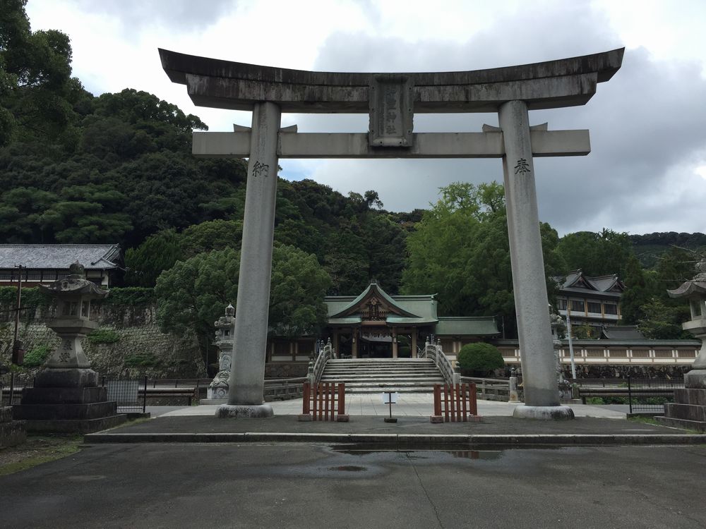 和霊神社の石造りの大鳥居2