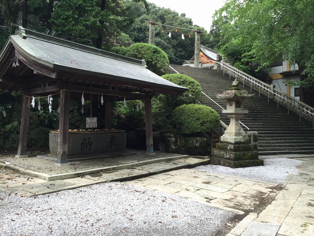 和霊神社の石造りの手水舎