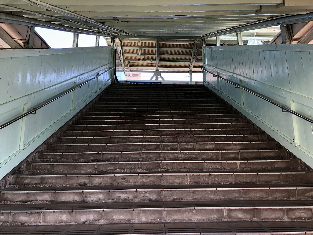 宇部新川駅の3番線ホームの階段