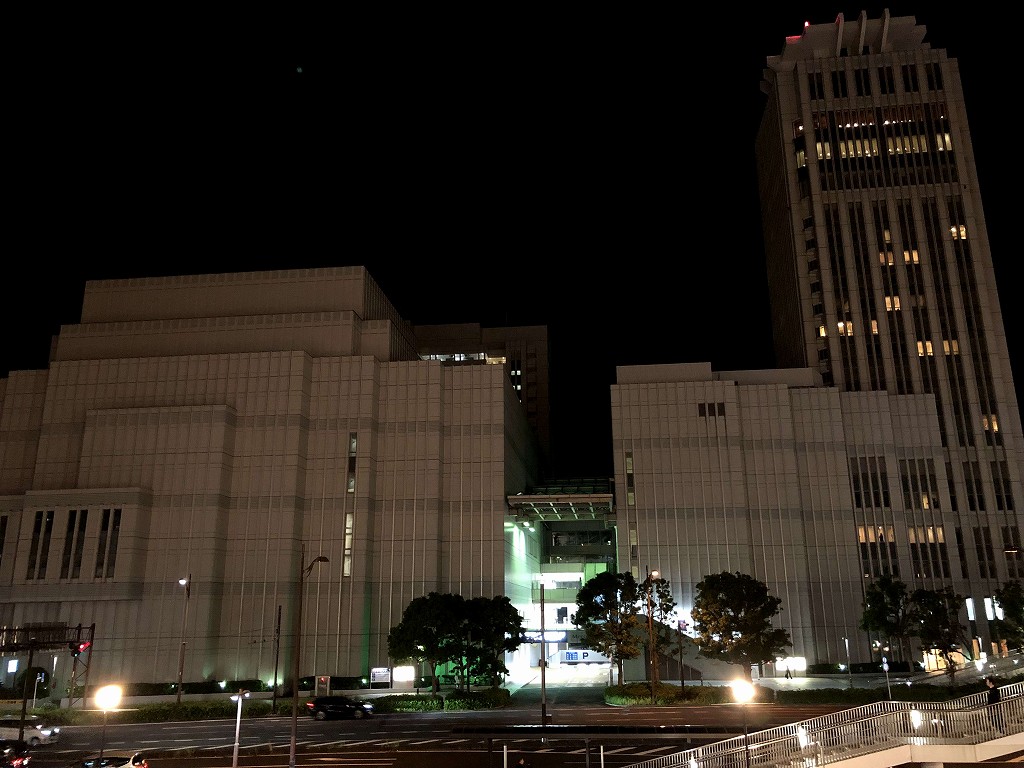 夜のコースカからメルキュールホテル横須賀の外観