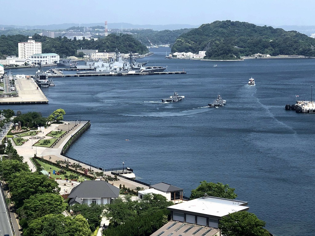 メルキュールホテル横須賀のレストランからの海上自衛隊の艦船
