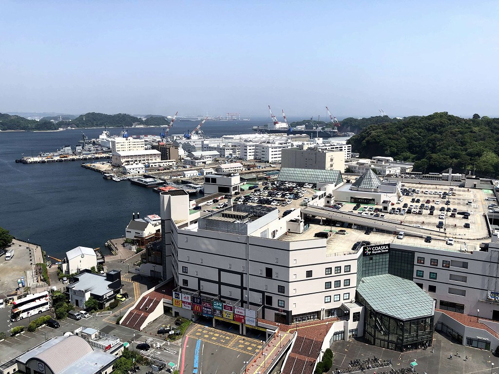 メルキュールホテル横須賀のレストランからの米軍基地1