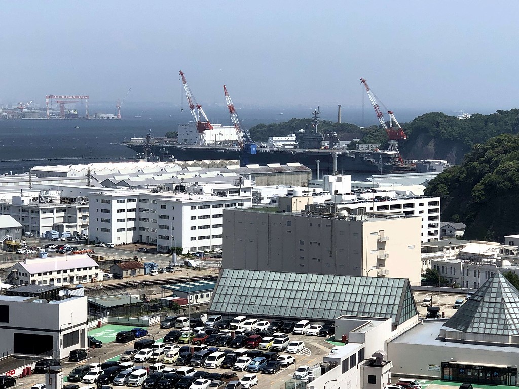 メルキュールホテル横須賀のレストランからの米軍基地2