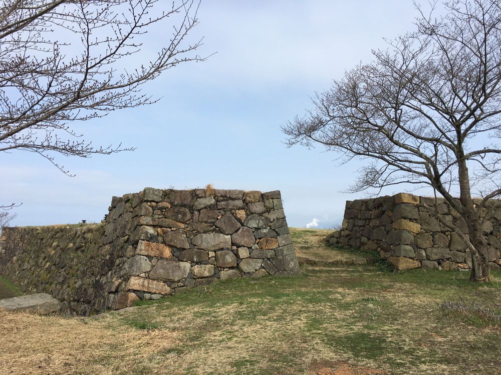 米子城跡の本丸跡へ