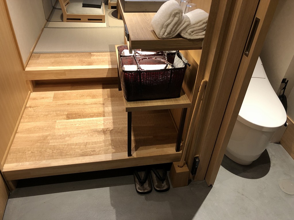 由縁別邸 代田のメゾネットルームのトイレとシャワールーム1
