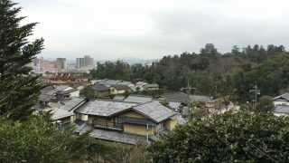 明々庵がある高台から松江城の天守閣