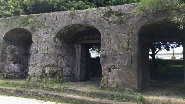 那覇の崇元寺の石門