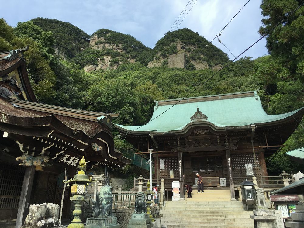 五剣山を背にする八栗寺