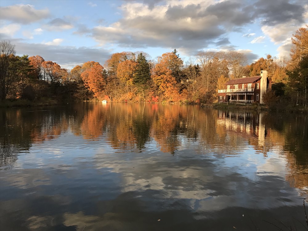 塩沢湖の湖面に映った紅葉