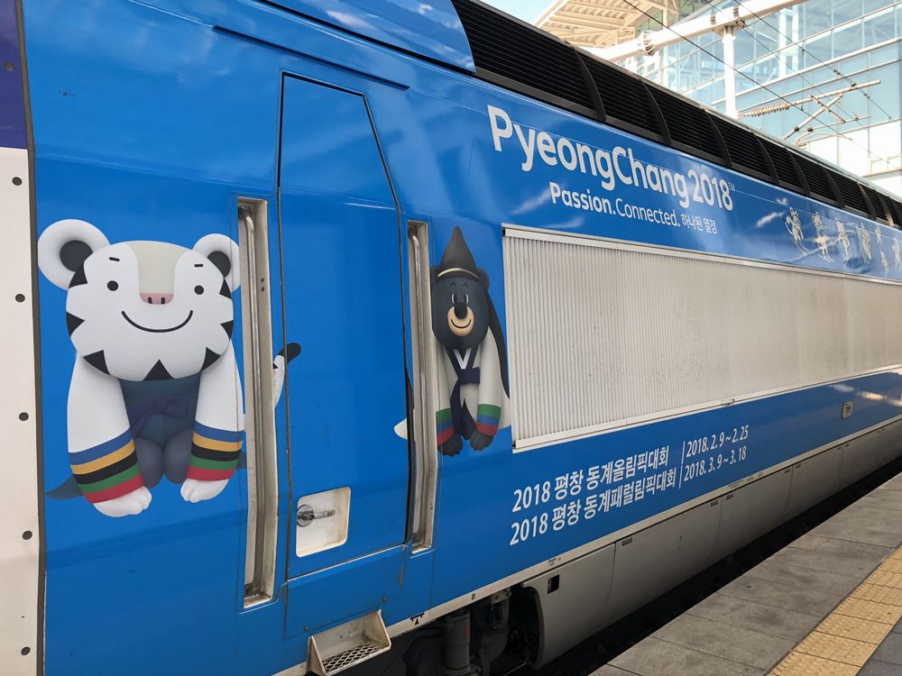 ソウル駅に停車する平昌オリンピック塗装のKTX