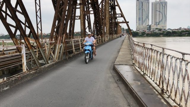 ハノイのロンビエン橋の歩道