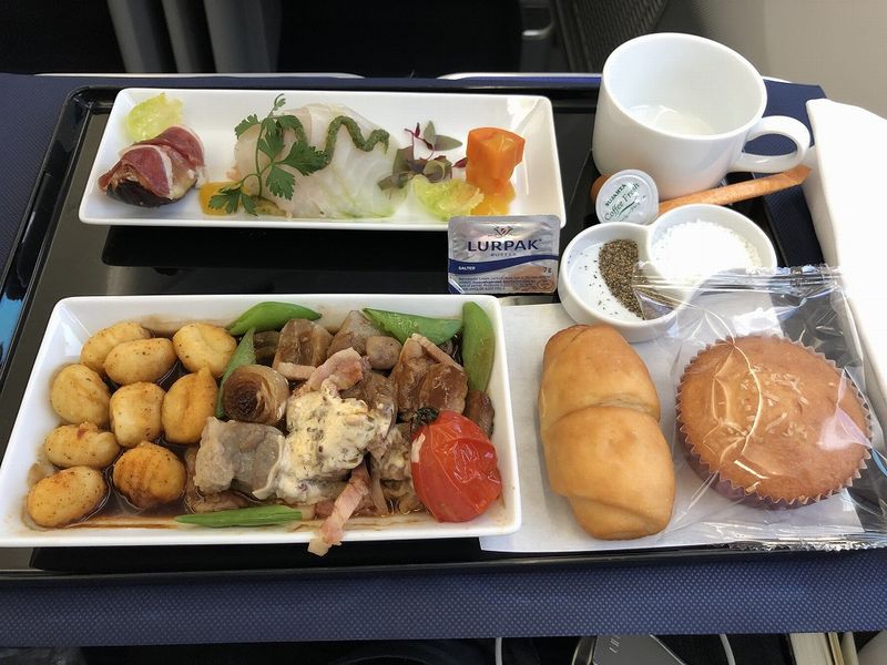 ANA861便ビジネスクラスの洋食の機内食