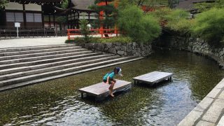 下鴨神社で水遊び