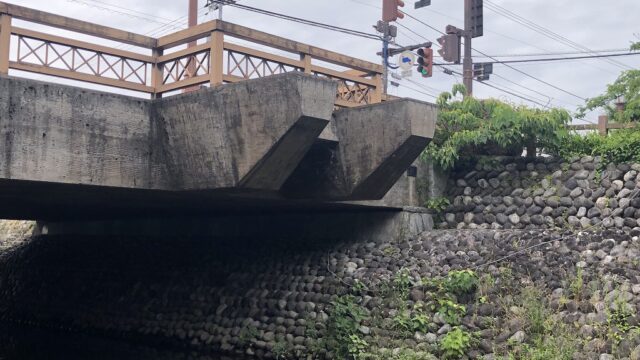 松川（旧神通川）の橋の船の形をデザインした突起