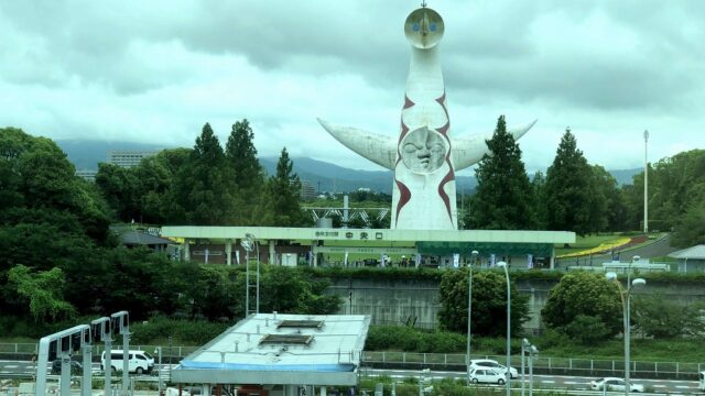 大阪モノレールから見た太陽の塔